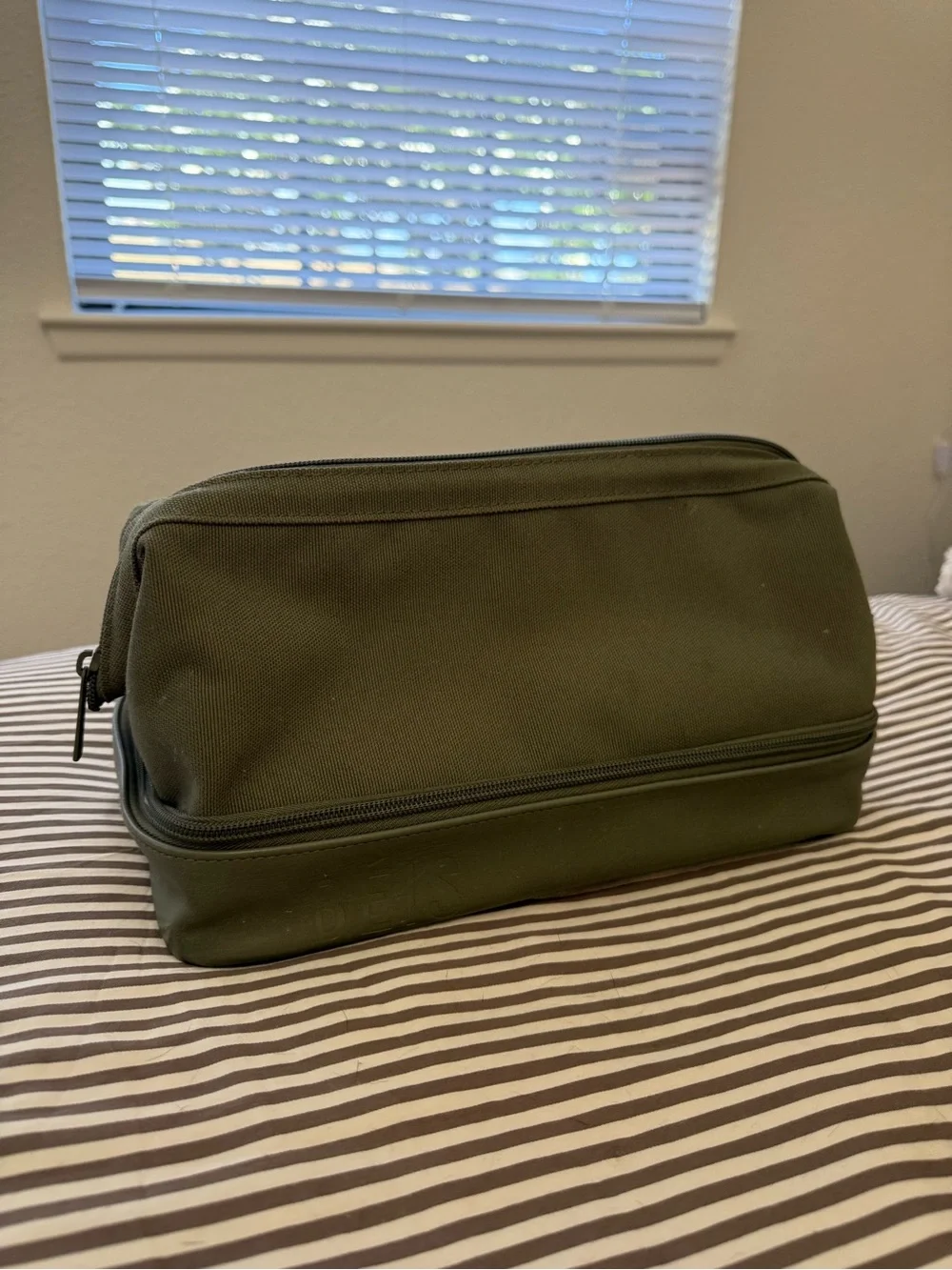 Beis The Dopp Kit in Olive Green